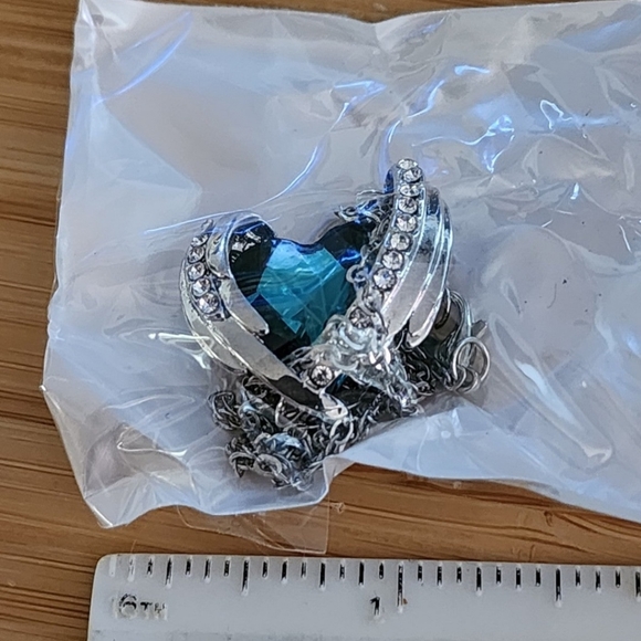 New Elegant Silver Plated Wings Heart Shaped Green Zircon Pendant and Necklace - Picture 4 of 4